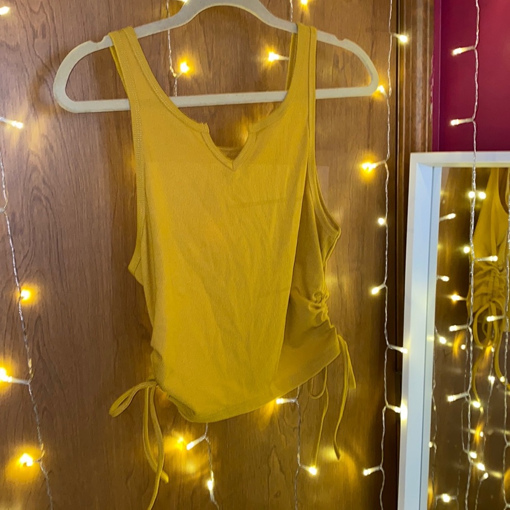 Synched Side Yellow Amazon Cropped Tank